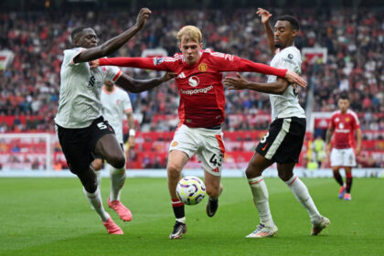 MANCHESTER, ENGLAND - SEPTEMBER 01: Toby Collyer of Manchester United is challenged by Ibrahima Konate and Ryan Gravenberch of Liverpool during the Premier League match between Manchester United FC and Liverpool FC at Old Trafford on September 01, 2024 in Manchester, England. (Photo by Shaun Botterill/Getty Images)